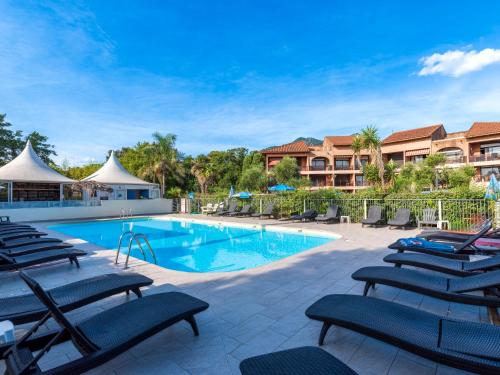 einen Pool mit Liegestühlen in einem Resort in der Unterkunft Studio Marines de Moriani by Interhome in Moriani Plage