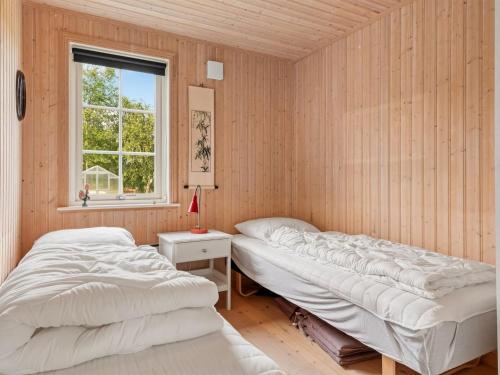 Ένα ή περισσότερα κρεβάτια σε δωμάτιο στο Holiday Home Thine - 800m from the sea by Interhome