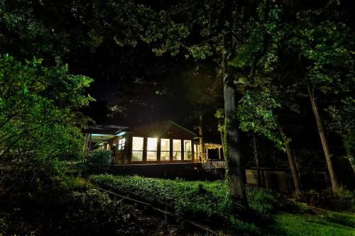 Κήπος έξω από το Lakefront 3BR with Bunkhouse and Kayaks, Rowboat Included