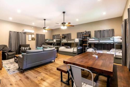 Χώρος καθιστικού στο Lakefront 3BR with Bunkhouse and Kayaks, Rowboat Included
