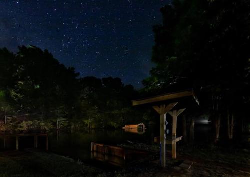 Φωτογραφία από το άλμπουμ του Lakefront 3BR with Bunkhouse and Kayaks, Rowboat Included σε Many
