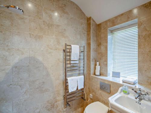 Koupelna v ubytování 3 Bed in Melbury Abbas 48804