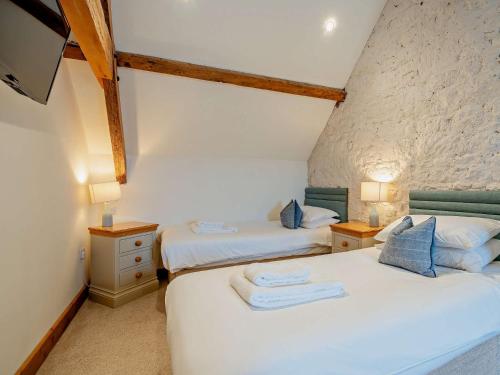 Postel nebo postele na pokoji v ubytování 3 Bed in Melbury Abbas 48804