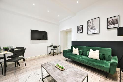 TV o dispositivi per l'intrattenimento presso Superb 1bed Ealing Apartment- Steps to Tube & City Attractions