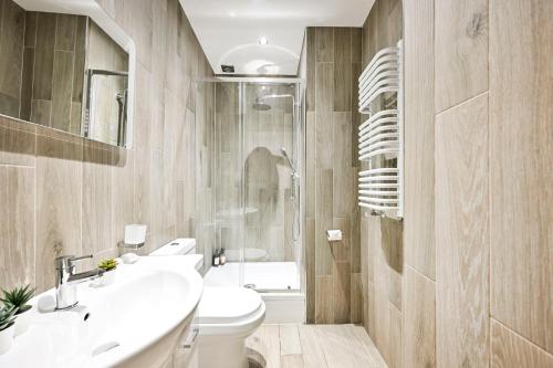 un bagno con lavandino, WC e doccia di Superb 1bed Ealing Apartment- Steps to Tube & City Attractions a Ealing