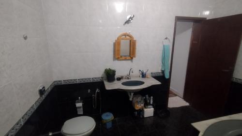 un baño con lavabo e inodoro en Casa, quartos, suíte, en São João del Rei