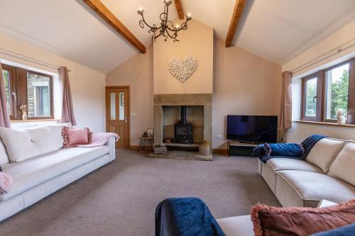 a living room with two couches and a fireplace at GARDEN FIELD COTTAGE - Spacious Holmbridge Home with Rolling Hill Views in Holmbridge