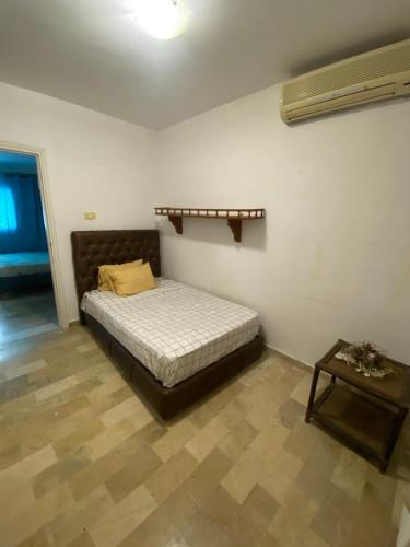 ChotranaにあるPerle de la Soukraのベッドとテーブルのある寝室