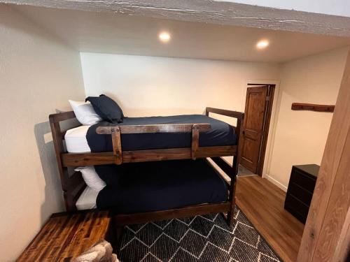 Ένα ή περισσότερα κρεβάτια σε δωμάτιο στο Tastefully Remodeled Condo at Mammoth Ski & Racquet Club, Hot Tub, Garage, 10 Min Walk to Ski Lifts