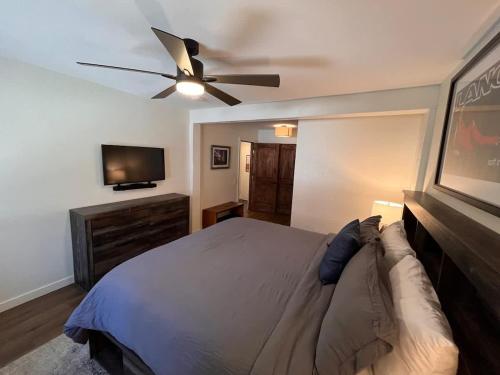 Ένα ή περισσότερα κρεβάτια σε δωμάτιο στο Tastefully Remodeled Condo at Mammoth Ski & Racquet Club, Hot Tub, Garage, 10 Min Walk to Ski Lifts