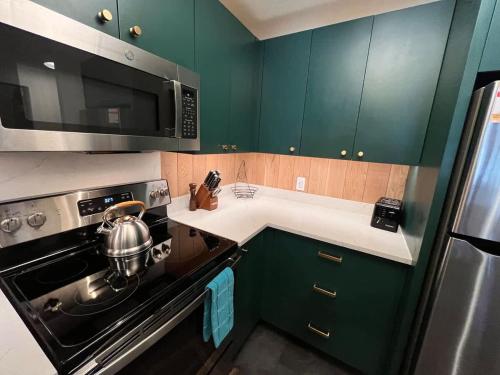 Η κουζίνα ή μικρή κουζίνα στο Tastefully Remodeled Condo at Mammoth Ski & Racquet Club, Hot Tub, Garage, 10 Min Walk to Ski Lifts
