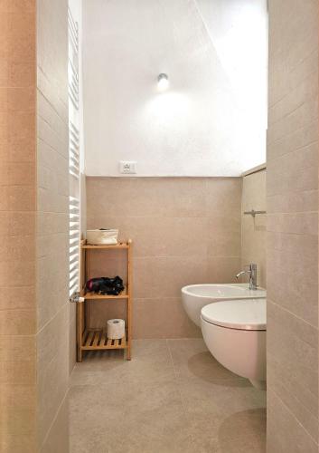 a bathroom with a tub and a toilet and a sink at Casa Olivazzo in Chiusi