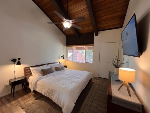 Ένα ή περισσότερα κρεβάτια σε δωμάτιο στο 1 Bedroom with Loft, Cozy Mtn Condo with Pool and Jacuzzis