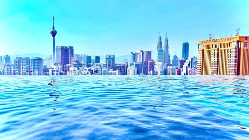 吉隆坡THE LUCENTIA SUITES by LUXURY的享有城市天际线的海景