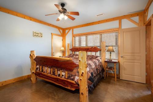 Giường trong phòng chung tại Poolside Mountain Retreat