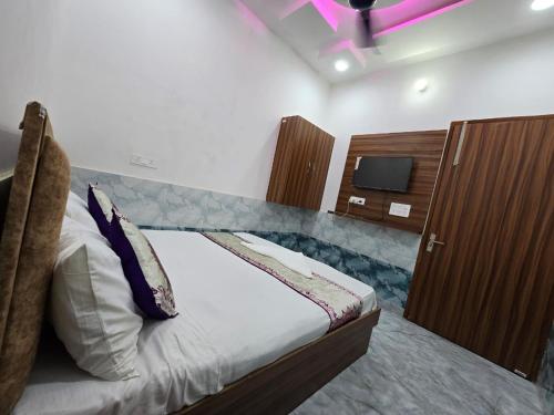 Katil atau katil-katil dalam bilik di Shri Girraj Dham Vrindavan