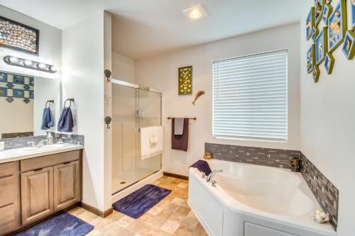 Bilik mandi di Peaceful Shelton Home with Spacious Yard and Fire Pit!