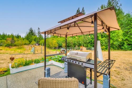 Taman di luar Peaceful Shelton Home with Spacious Yard and Fire Pit!