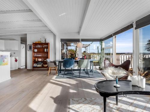 Ein Sitzbereich in der Unterkunft Holiday Home Sylvia - 450m from the sea by Interhome