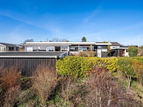 Ein Garten an der Unterkunft Holiday Home Sylvia - 450m from the sea by Interhome