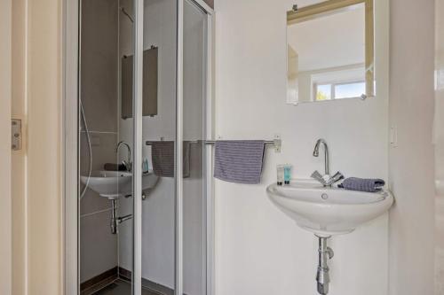 Bilik mandi di Modern & Bright Apartment in Central Rotterdam