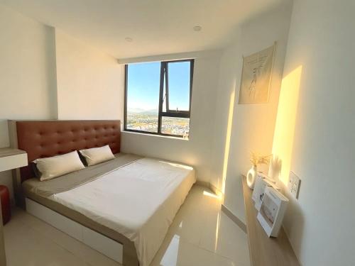 Ένα ή περισσότερα κρεβάτια σε δωμάτιο στο Yugen Hue Homestay - Swimming Pool, Gym, City View, Near Aeon Mall