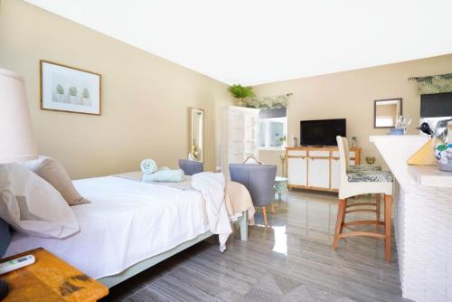 En eller flere senge i et værelse på Tropical Tranquility