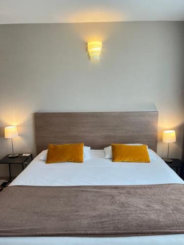 Una cama o camas en una habitación de Forme-hotel & Spa Montpellier Sud-Est - Parc Expositions - Arena