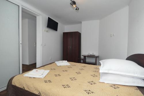 a bedroom with a bed with two towels on it at Vila Moecel in Moieciu de Sus