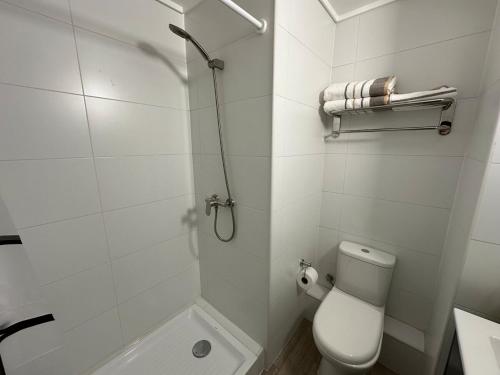 ein weißes Badezimmer mit Toilette und Dusche in der Unterkunft Departamento Nuevo Full Parque Ohiggins in Santiago