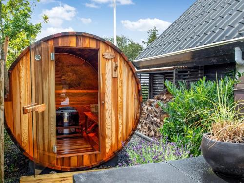 a wooden iguanauanauanauanauanauanauanauanauanauanauanauanauana at Holiday Home Solfrid - 150m from the sea by Interhome in Esbjerg