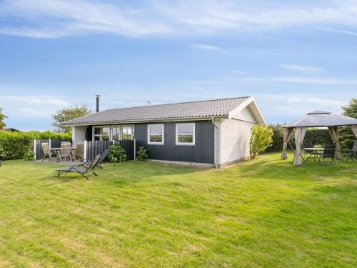 Κήπος έξω από το Holiday Home Gudrun - 250m from the sea by Interhome