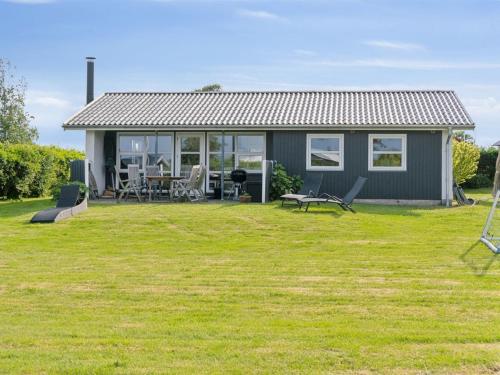 Κήπος έξω από το Holiday Home Gudrun - 250m from the sea by Interhome