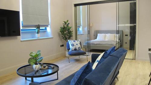 un soggiorno con divano, tavolo e letto di Hidden Gem of City Center a Manchester