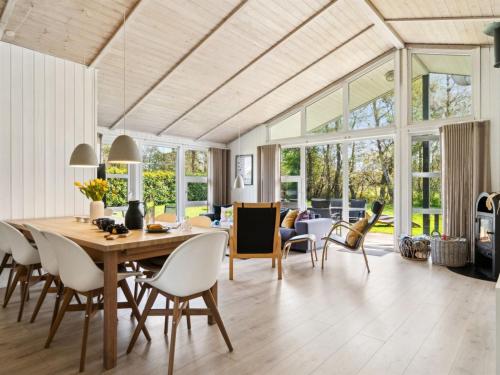 une salle à manger avec une table et des chaises dans l'établissement Holiday Home Amiira - 500m from the sea by Interhome, à Gilleleje