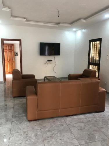 ロメにあるla Maison de rêve à Loméのリビングルーム(ブラウンソファ2台、薄型テレビ付)