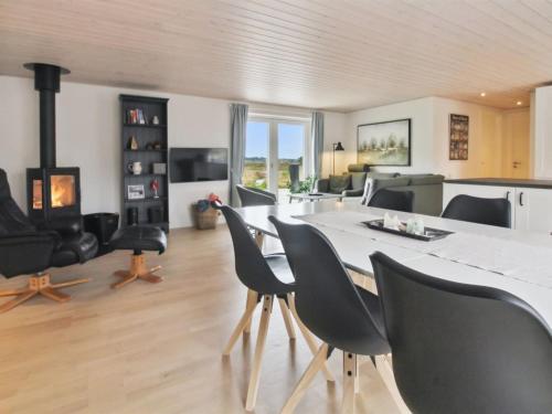 Μια τηλεόραση ή/και κέντρο ψυχαγωγίας στο Holiday Home Golubinka - 2-5km from the sea by Interhome