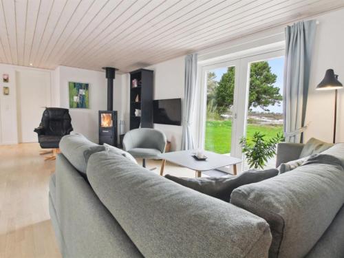 Μια τηλεόραση ή/και κέντρο ψυχαγωγίας στο Holiday Home Golubinka - 2-5km from the sea by Interhome