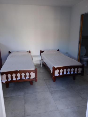 two beds sitting next to each other in a room at TERREdO in Neuquén