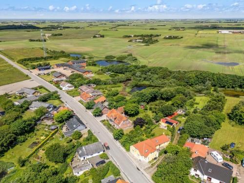 レムヴィーにあるApartment Kjeld - 6km from the sea by Interhomeの家屋と道路のある郊外の空中風景