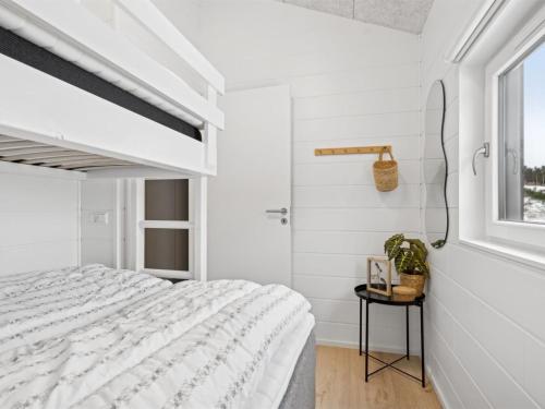 Ένα ή περισσότερα κρεβάτια σε δωμάτιο στο Holiday Home Lanessa - 800m from the sea by Interhome
