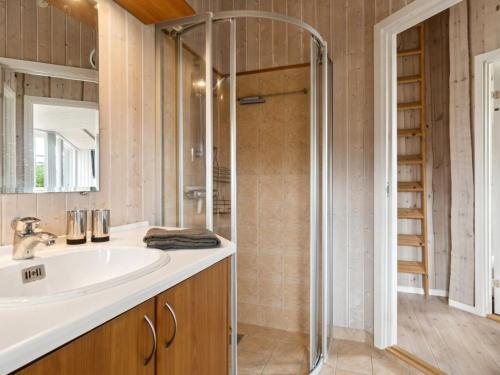 Ένα μπάνιο στο Holiday Home Annrike - 175m to the inlet by Interhome