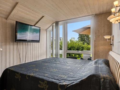 Μια τηλεόραση ή/και κέντρο ψυχαγωγίας στο Holiday Home Annrike - 175m to the inlet by Interhome