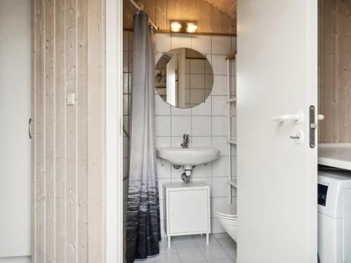 Ένα μπάνιο στο Holiday Home Annrike - 175m to the inlet by Interhome