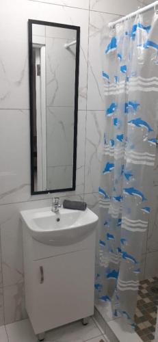 Bilik mandi di RoomIsGood