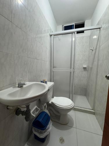 a bathroom with a sink and a toilet and a shower at Un lugar cómodo y acogedor in Barranquilla