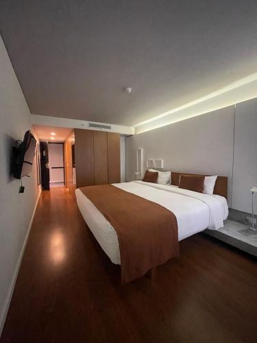 a large bedroom with a large bed in it at Opta Coliving Punta Carretas in Montevideo