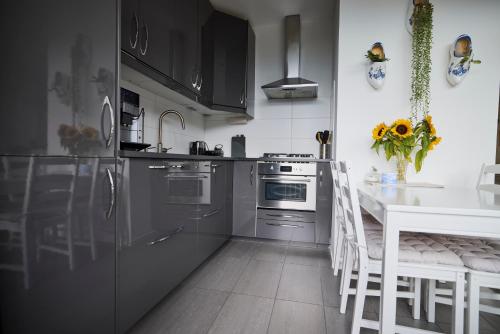 Una cocina o zona de cocina en Treehouse Inn
