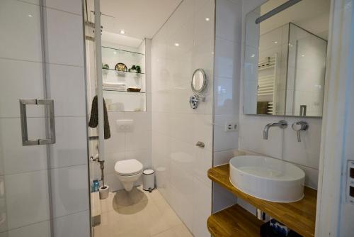 Un baño de Treehouse Inn
