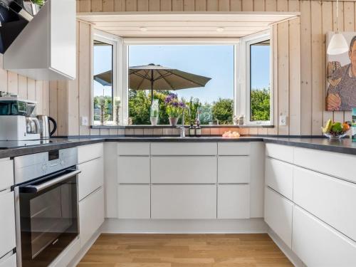 Η κουζίνα ή μικρή κουζίνα στο Holiday Home Ilya - 1-7km from the sea by Interhome